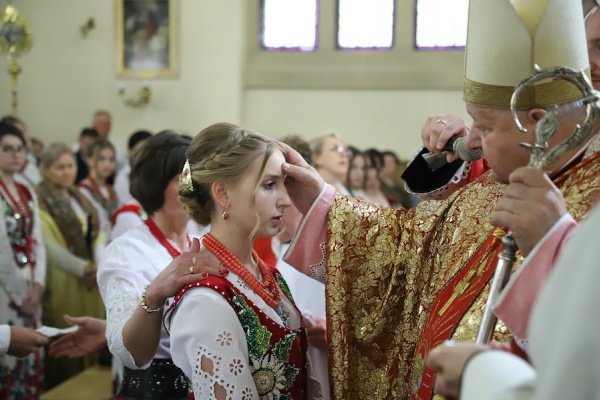 kardynał dziwisz udziela sakramentu bierzmowania